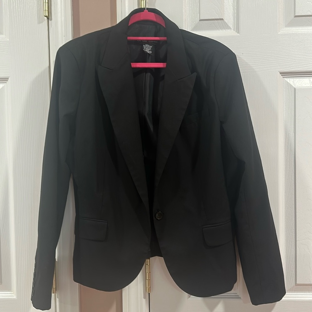 Capsule wardrobe piece: staple  black blazer from NY & Co size 18.